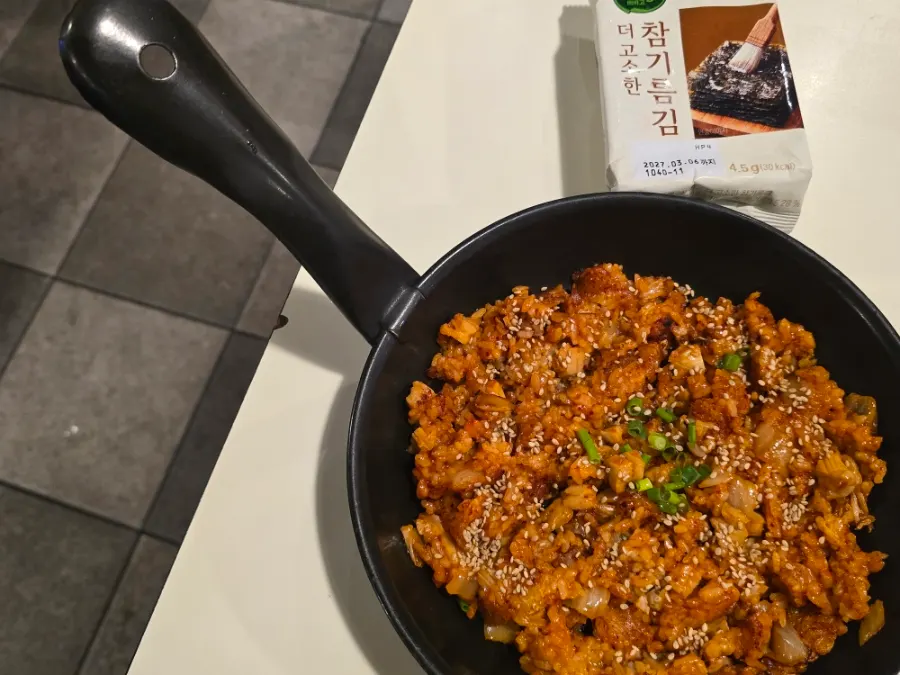 Yangbokkeumbap fried on the iron plate