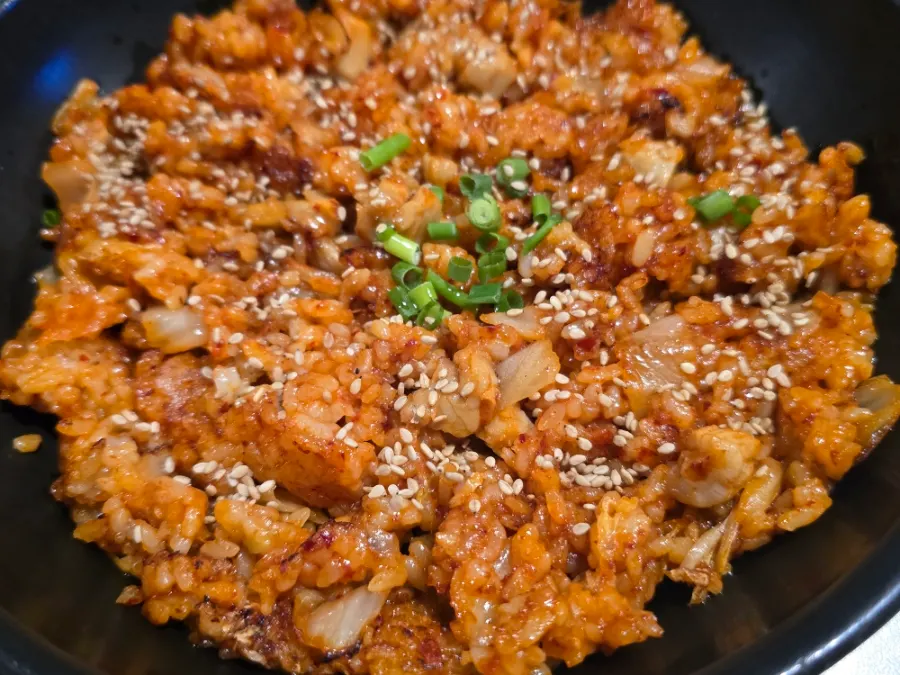 Yangbokkeumbap eaten wrapped in seaweed