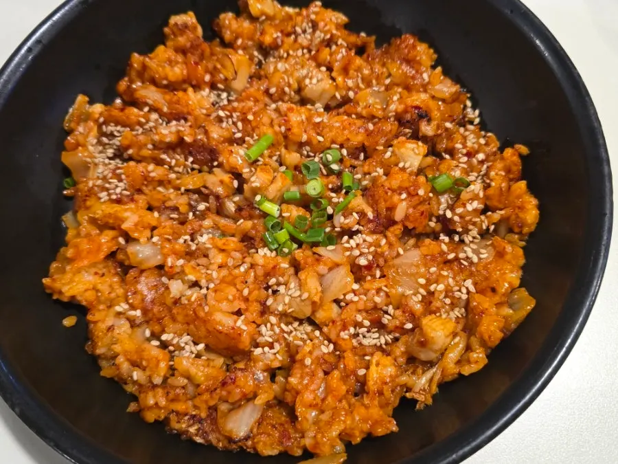 Table with daechang and yangbokkeumbap together