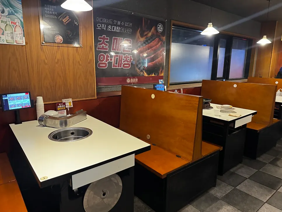 Sala del restaurante en la segunda planta llena de clientes