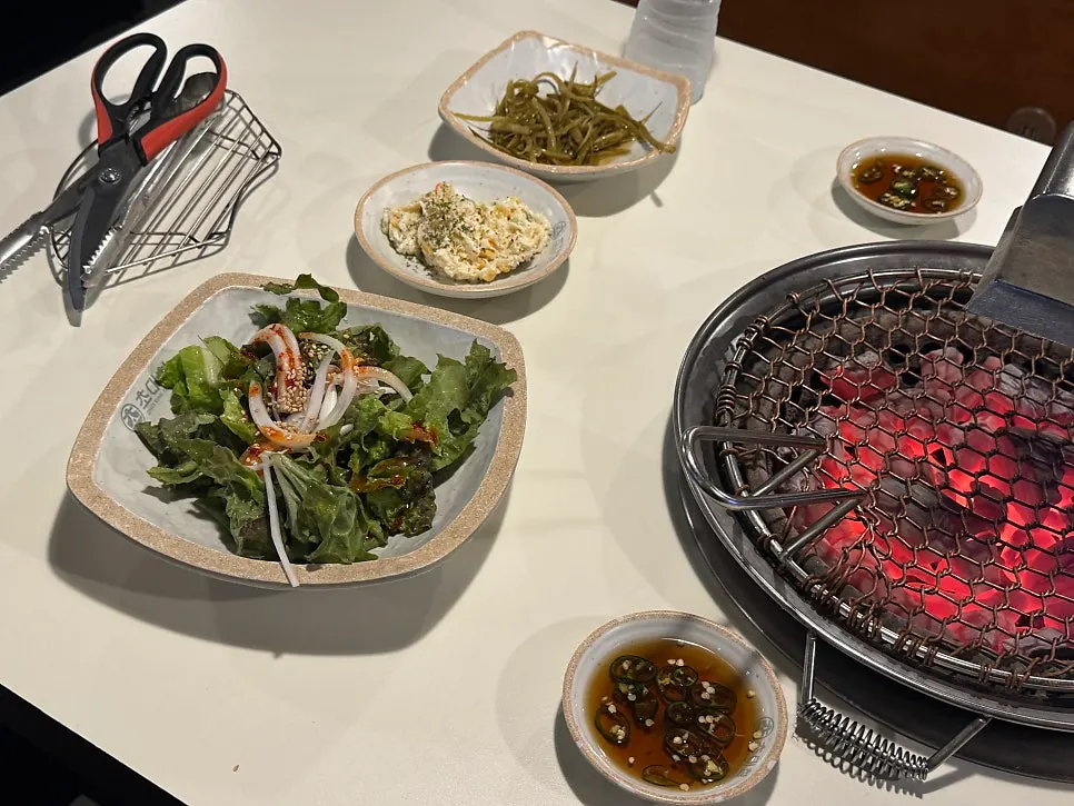 Plato de acompañamientos con ensalada y encurtidos del restaurante