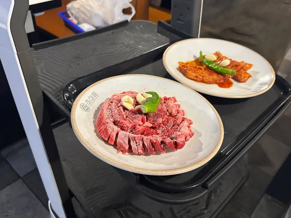 Plato con el galbisal y el teuk-yang crudos pedidos