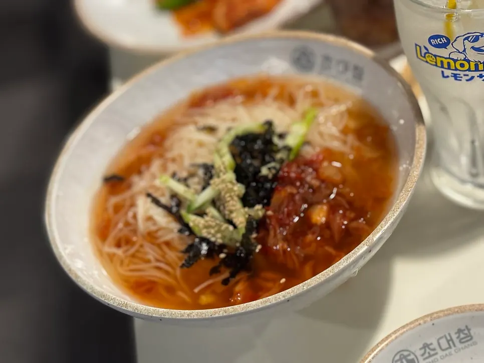 Plato de fideos de kimchi de mil wones