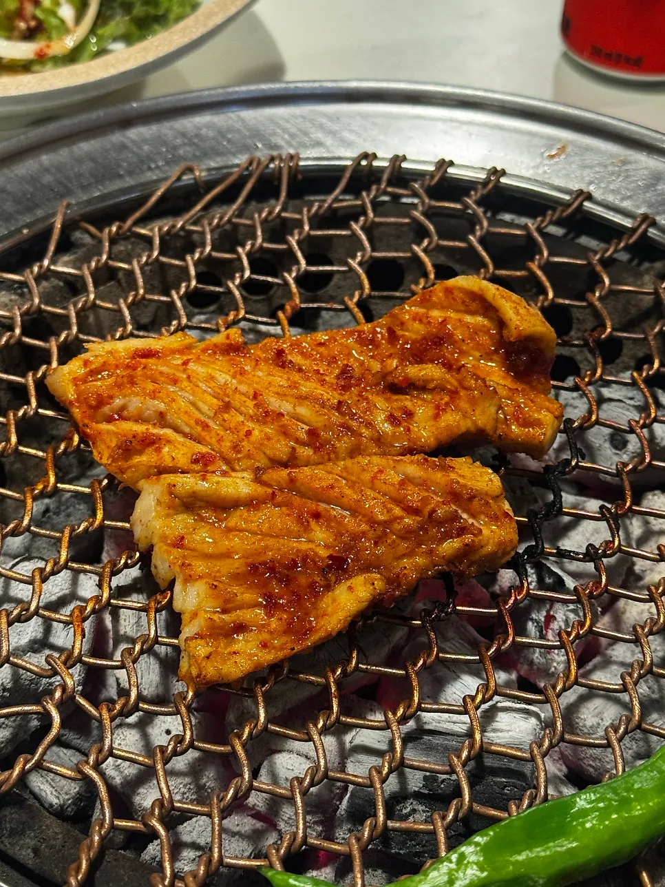 Fideos finos de los fideos de kimchi en caldo frío