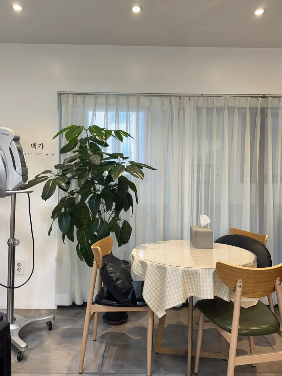 Service chair where the designer works 1:1 at Baekga, Dangsan Station Branch