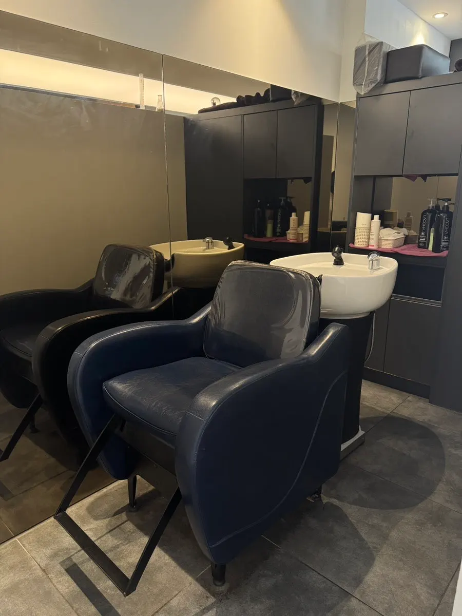 Two shampoo rooms, one on each side, at Baekga, Dangsan Station Branch