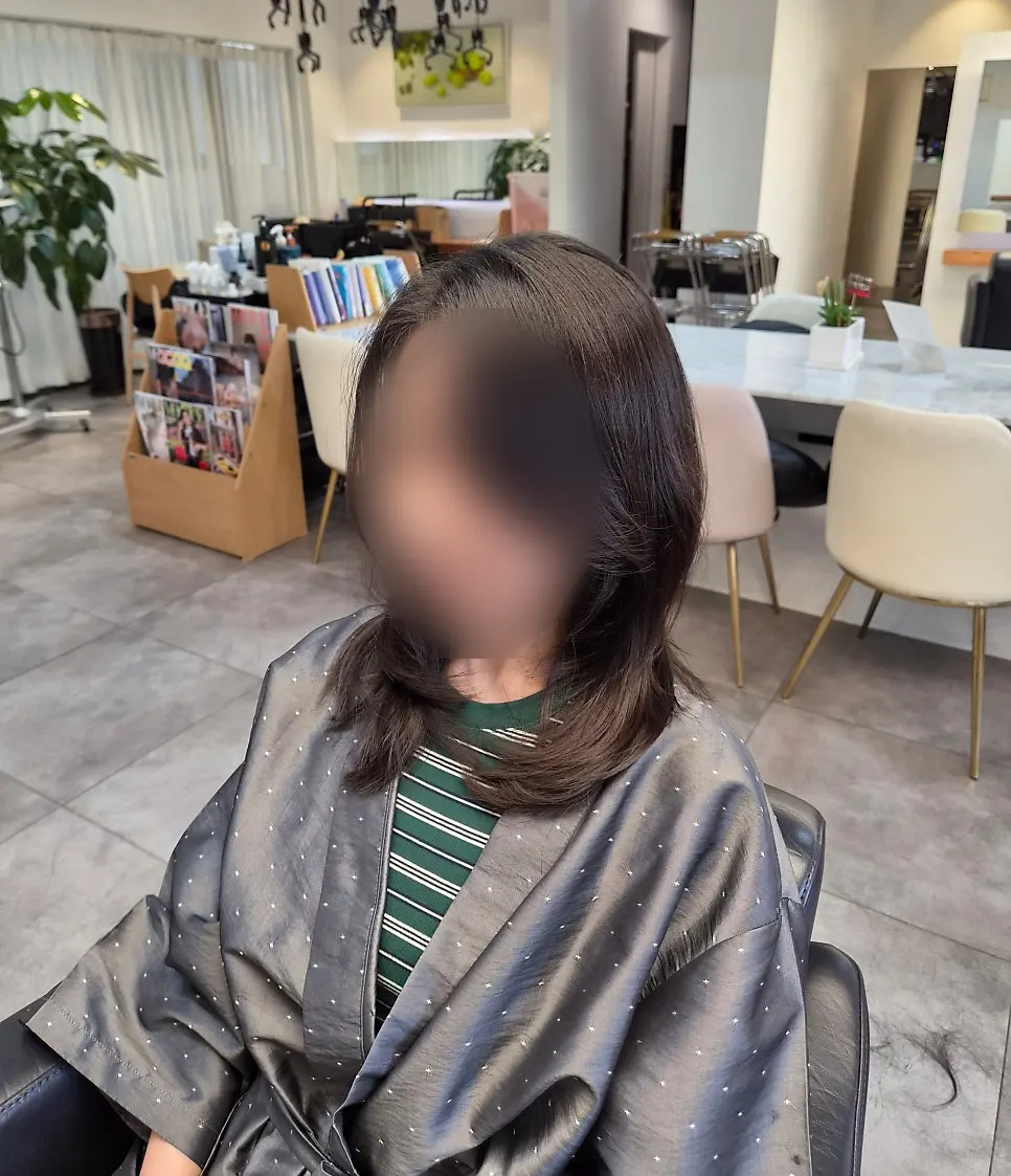 얼굴 주변 층이 들어간 레이어드컷 측면