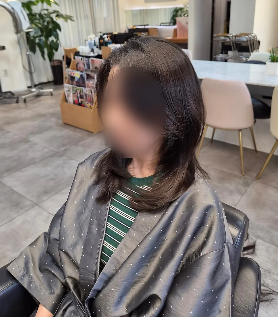 사이드뱅이 연결된 중단발 스타일
