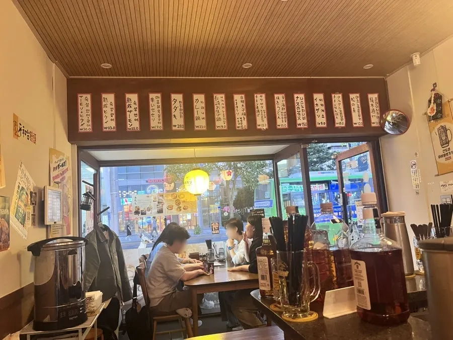 스낵바 아타시 바테이블과 조명