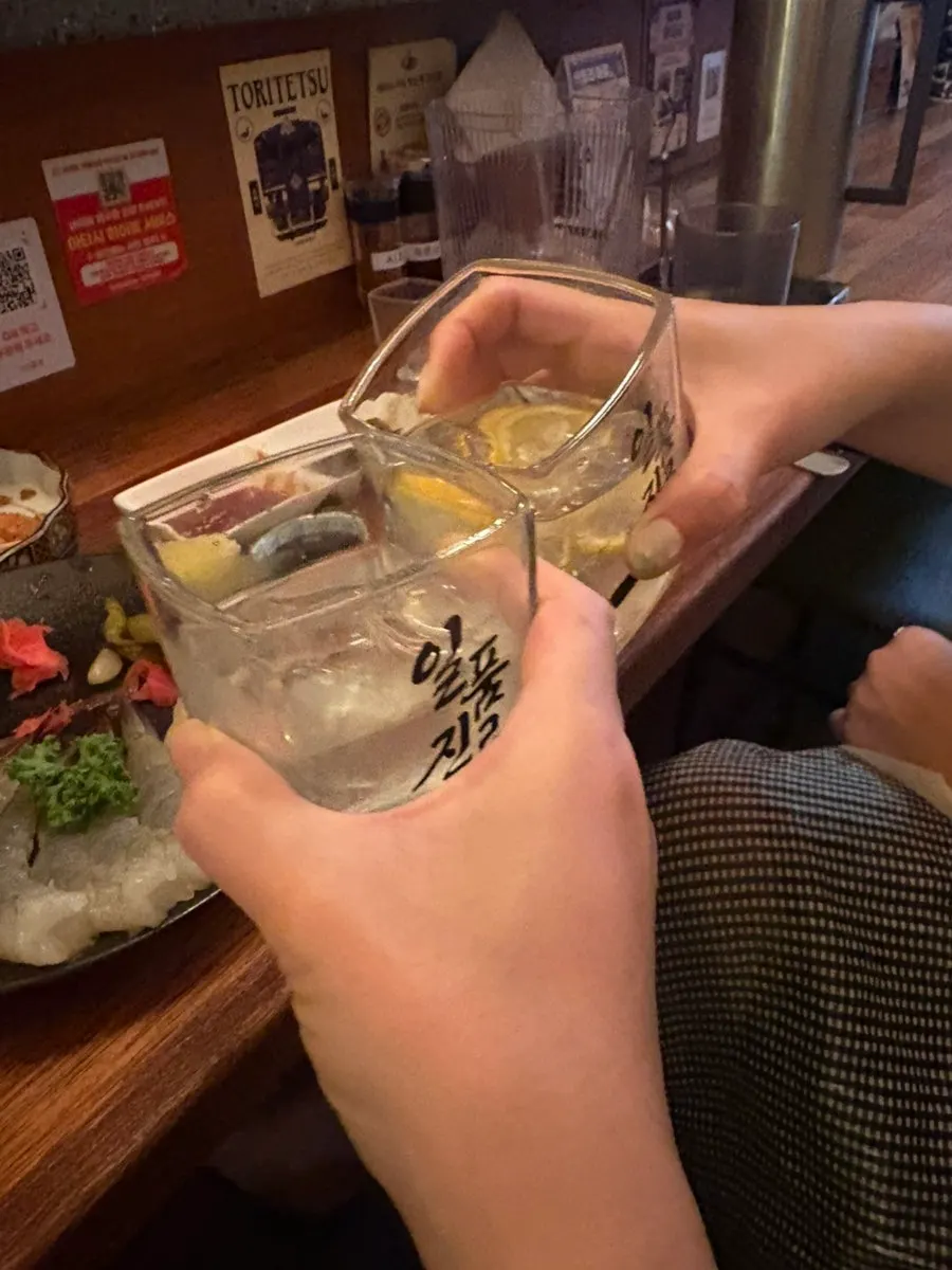 생새우와 소주잔이 함께 놓인 테이블