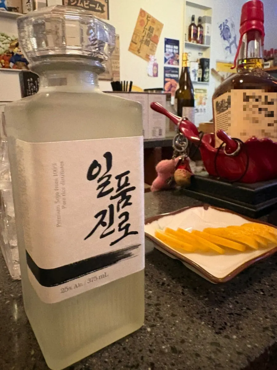 레몬을 넣은 소주 토닉 잔