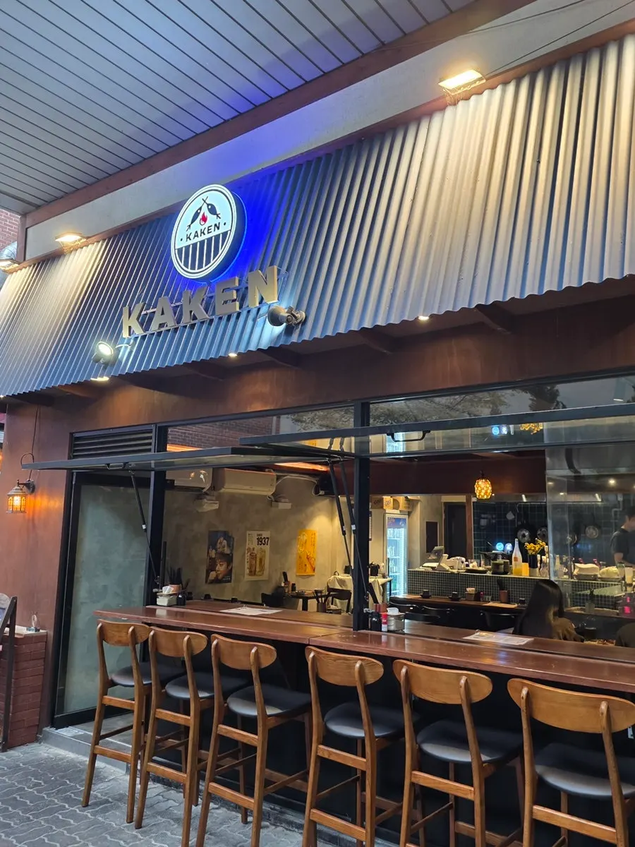 우드톤 인테리어의 카켄 내부