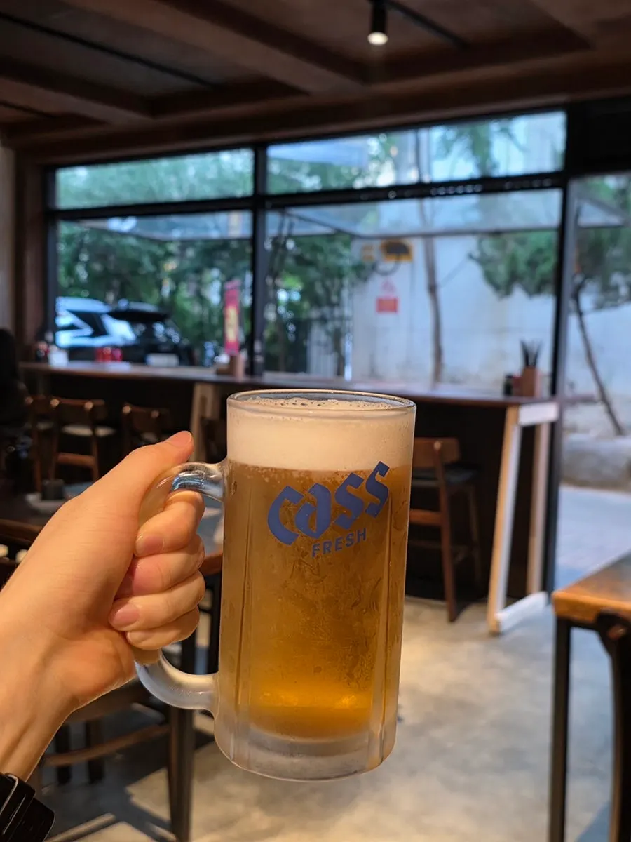 야장 분위기 자리에 놓인 생맥주잔