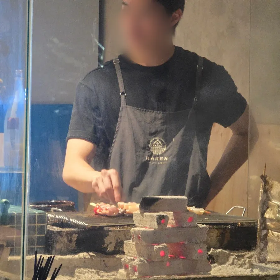 셰프가 꼬치를 굽는 카켄 주방