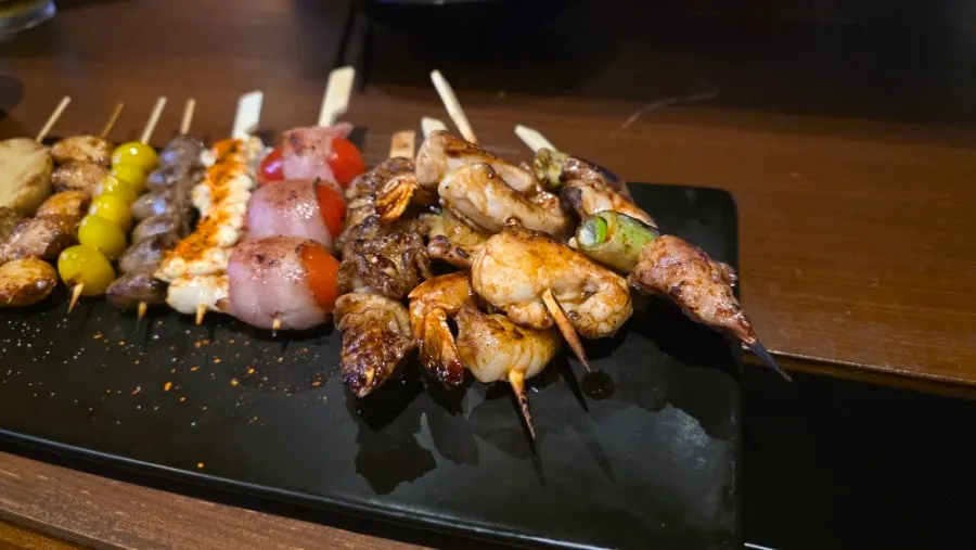 숯불에 구워지는 카켄 꼬치