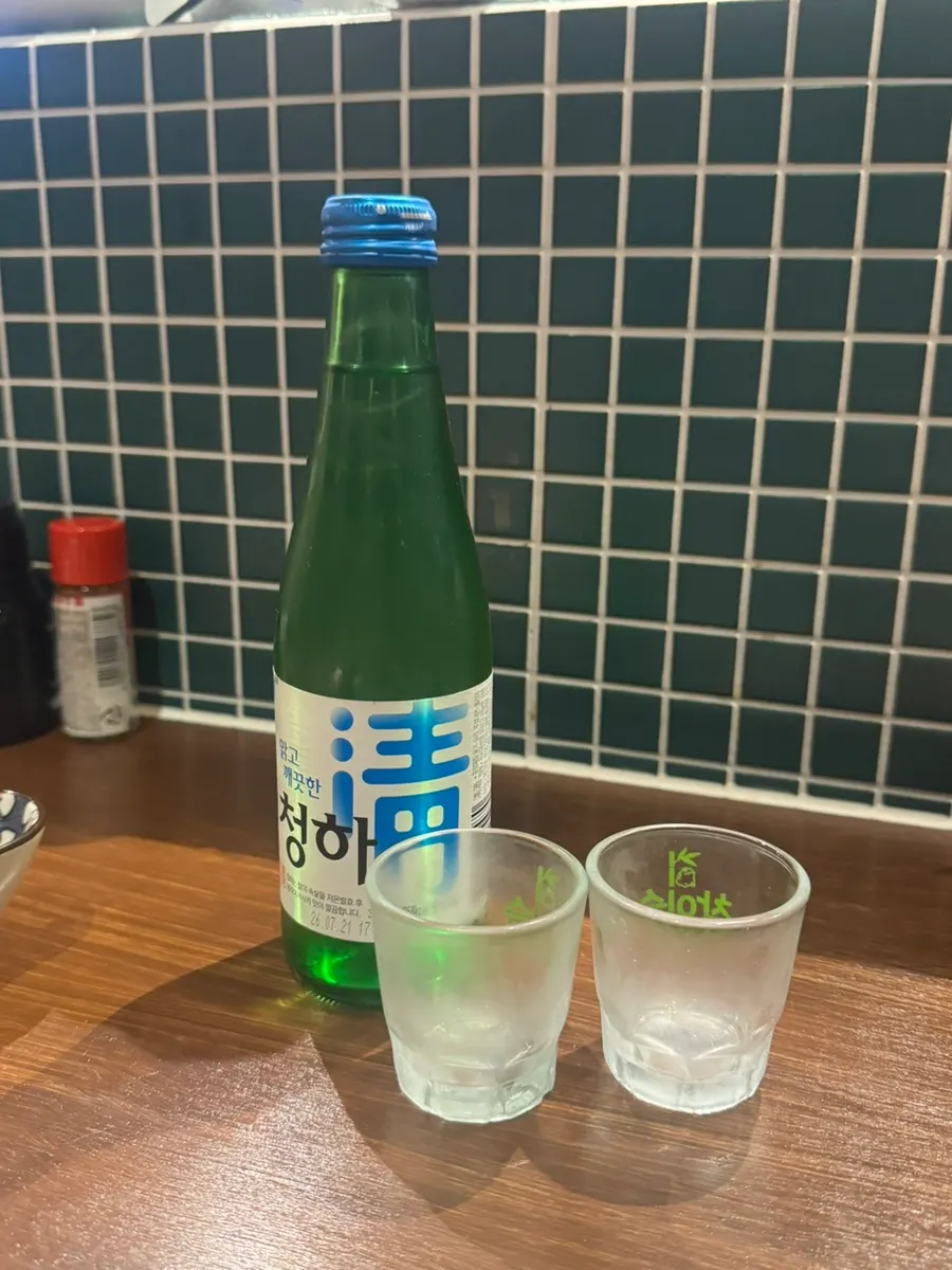숙성회에 곁들인 청하 한 잔