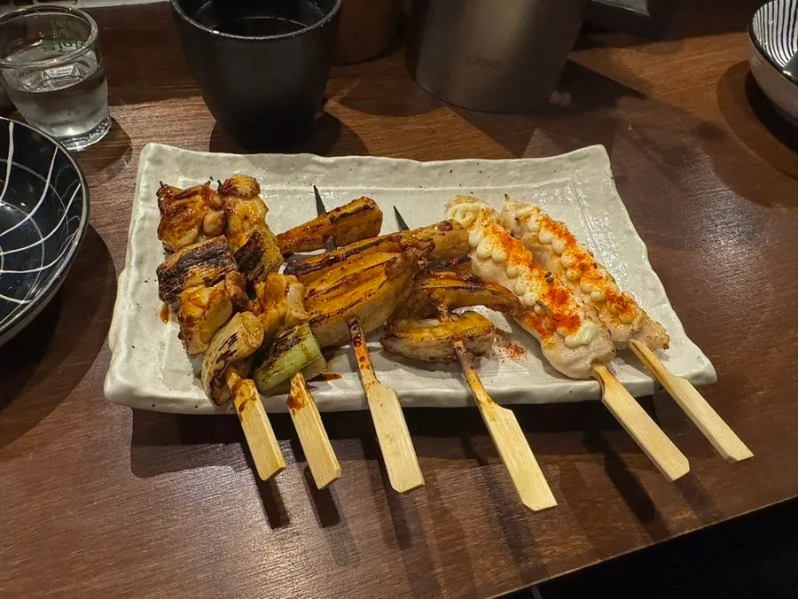 네기마 안심 연골 꼬치가 놓인 테이블