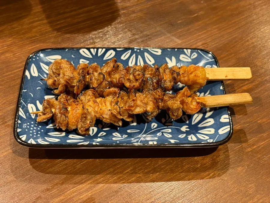 숯불에 구운 닭껍질 꼬치