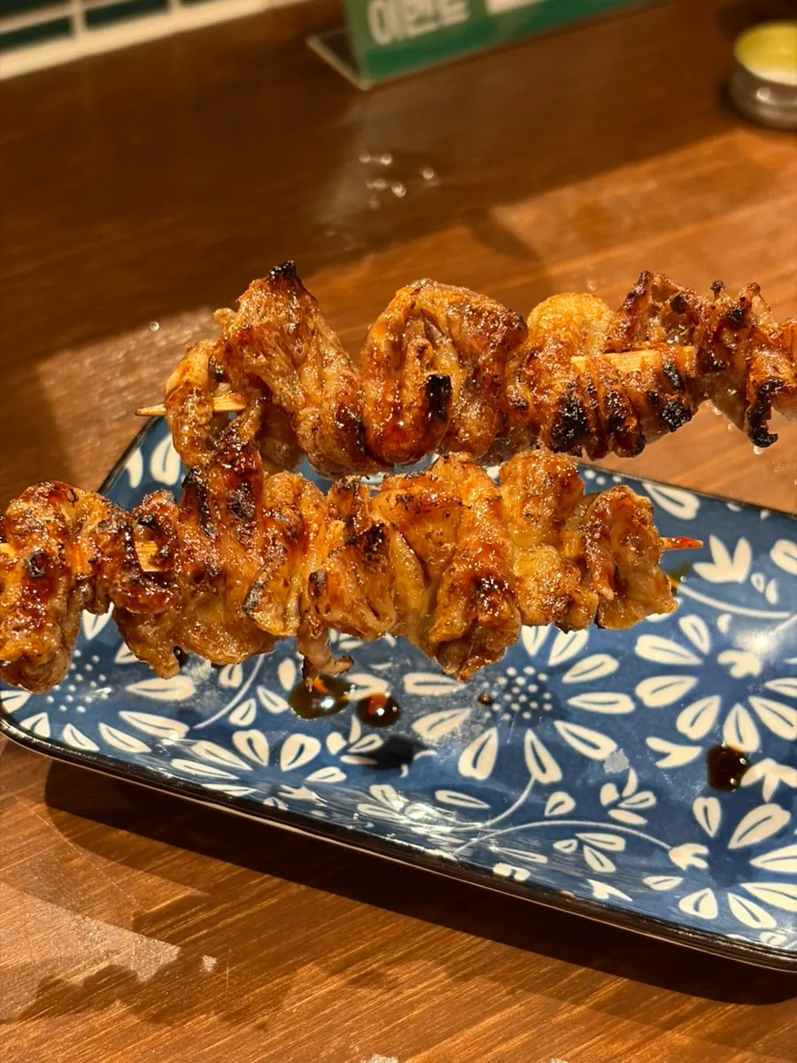 바삭하게 구워진 닭껍질 꼬치