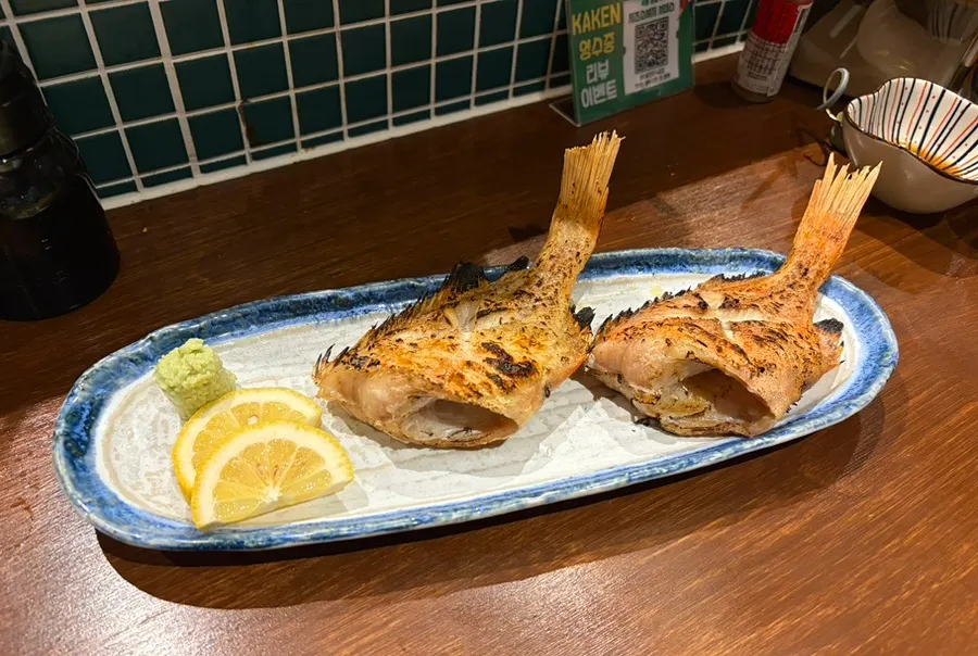카켄 테이블에 놓인 안주와 술