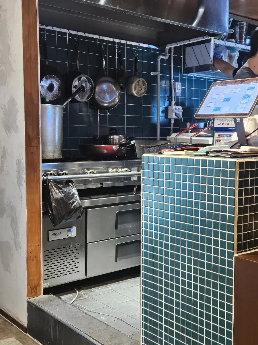 Kaken's fully open kitchen
