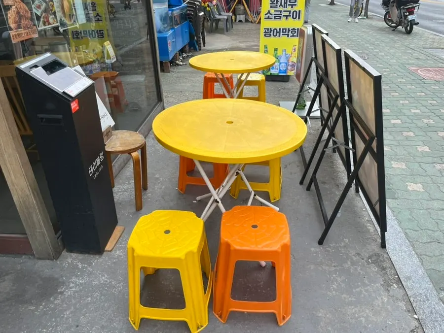 스낵바 아타시 외관과 야장 테이블