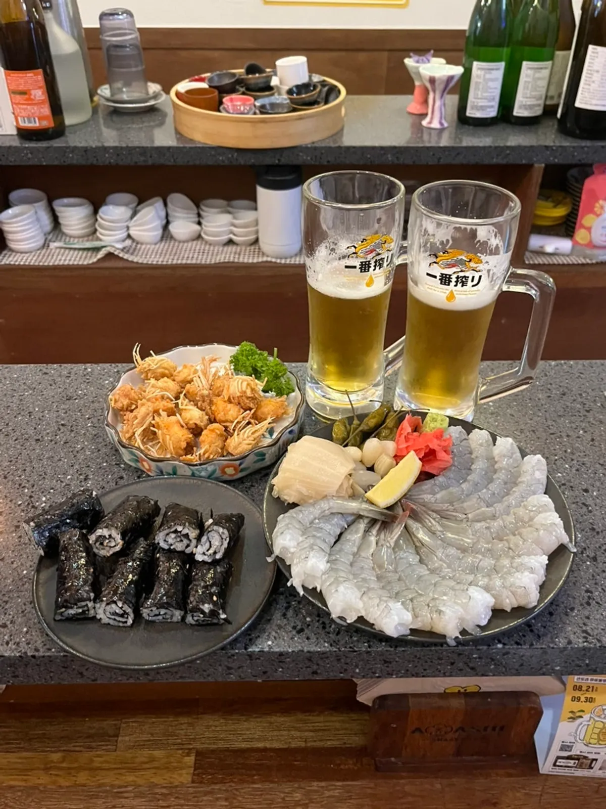 기린 생맥주 두 잔과 기본 안주 오징어땅콩