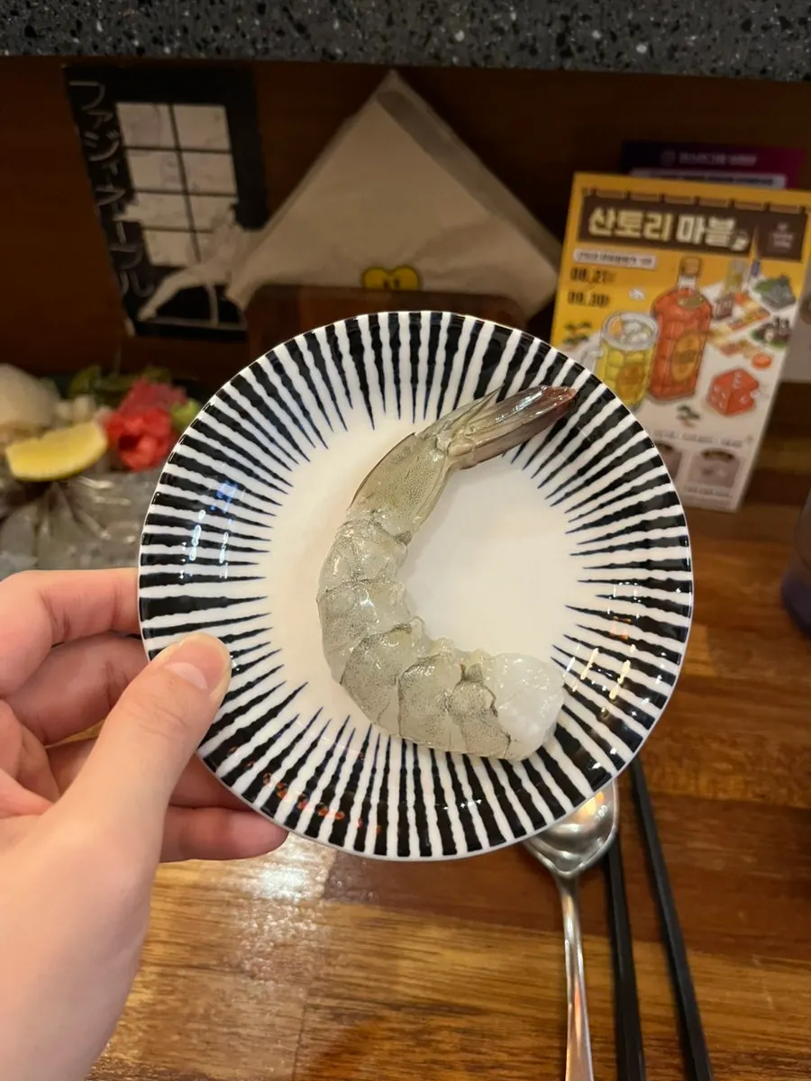 14마리 담긴 생새우회 접시