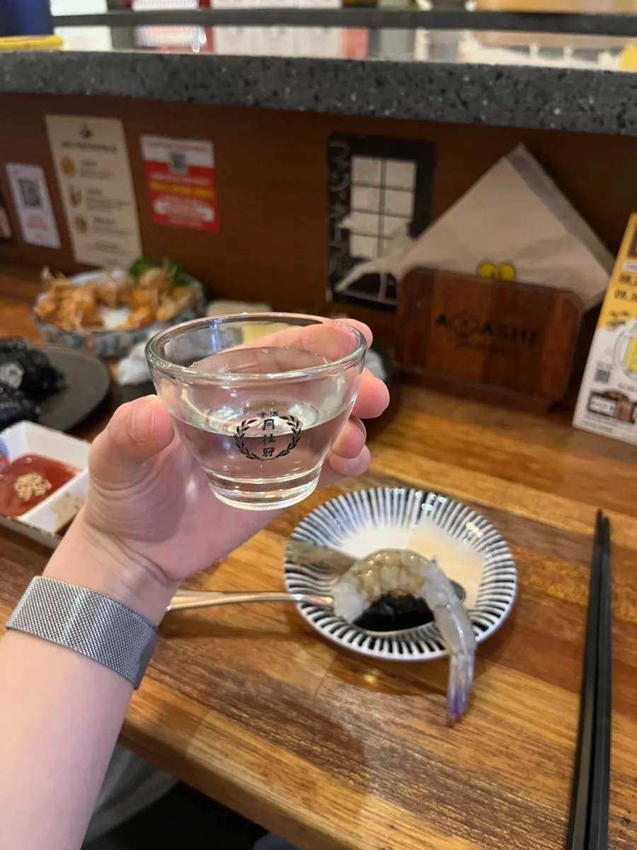 소금김밥 위에 올린 생새우회