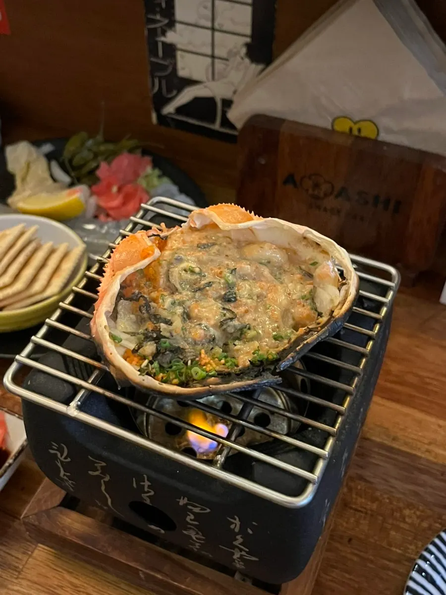 화로에 불을 올린 가니미소 게딱지 그라탕