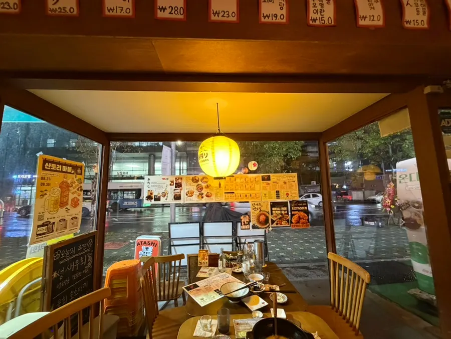 Interior decor of Atashi full of Japanese atmosphere