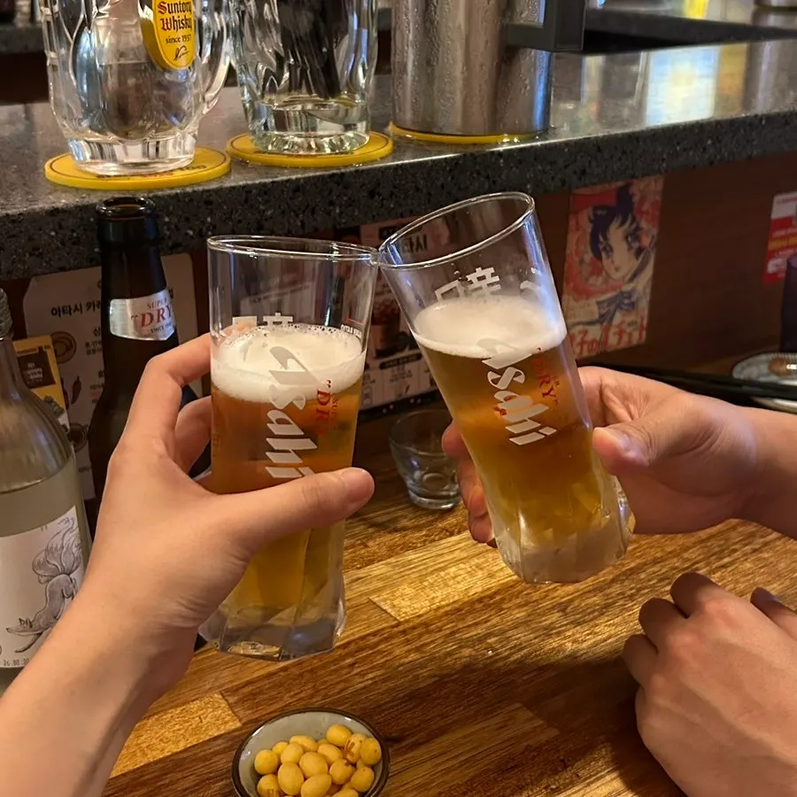 아사히 맥주로 건배하는 모습