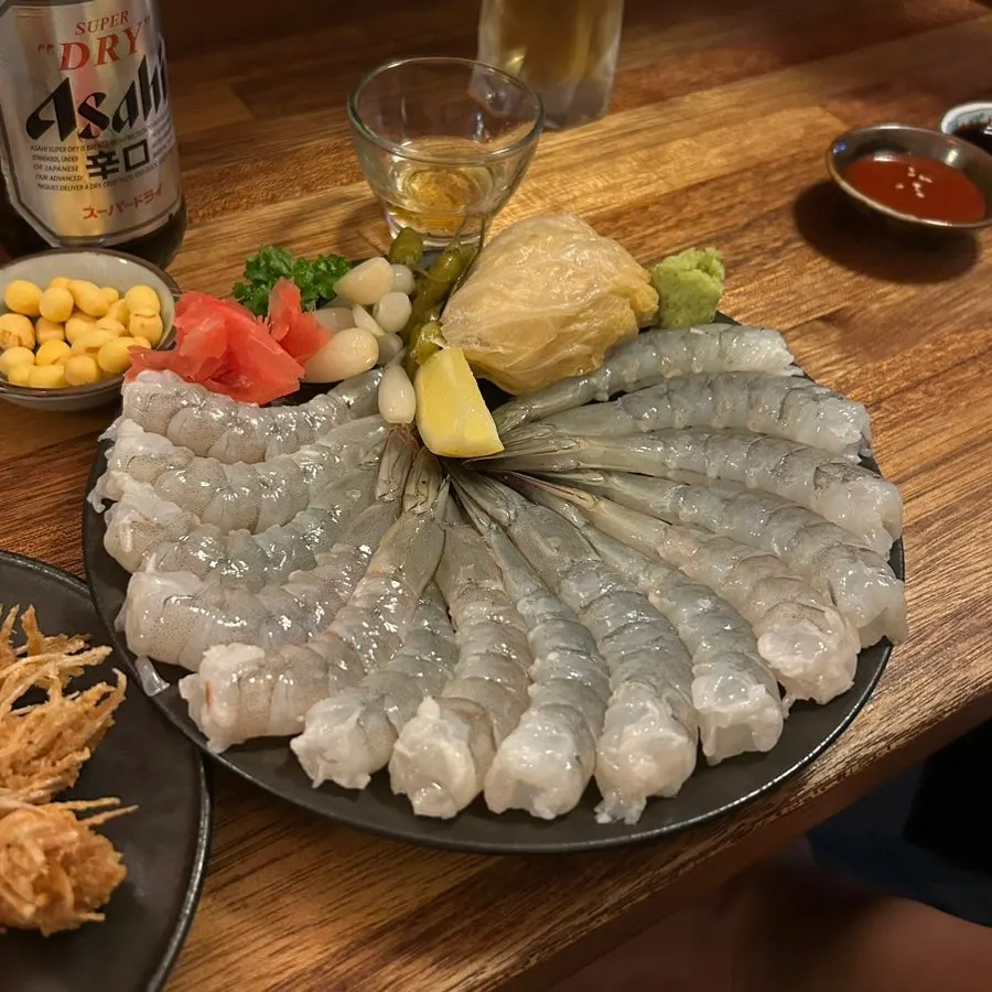 젓가락으로 집어 든 제철 생새우회