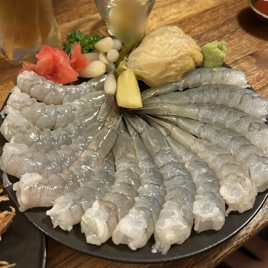 살이 꽉 찬 생새우회 접시