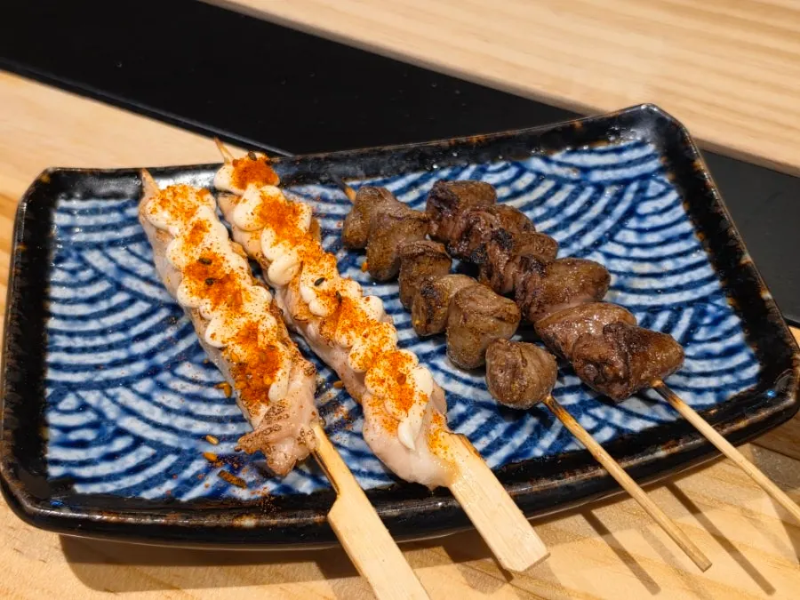 카켄 꼬치와 산토리하이볼 상차림