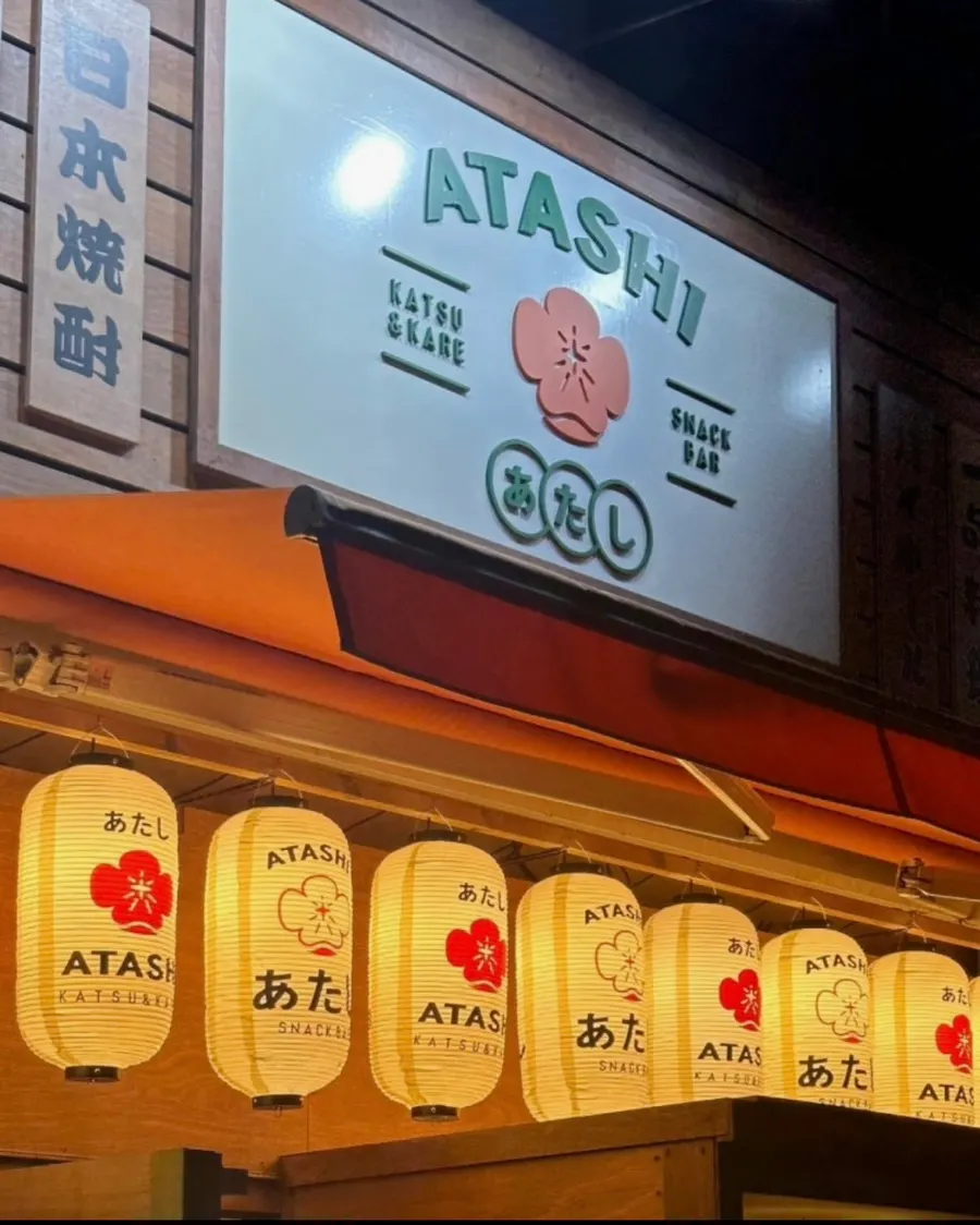 운영시간이 적힌 이자카야 입구