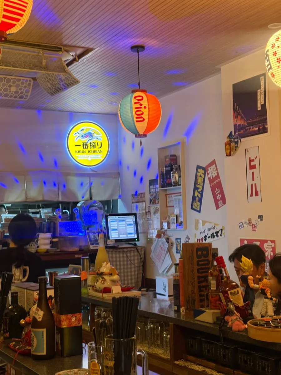 다찌석 위주로 꾸며진 아타시 매장 내부