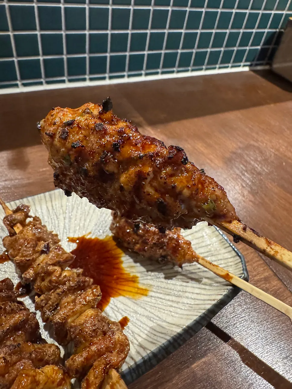 재주문한 꼬치가 놓인 카켄 테이블