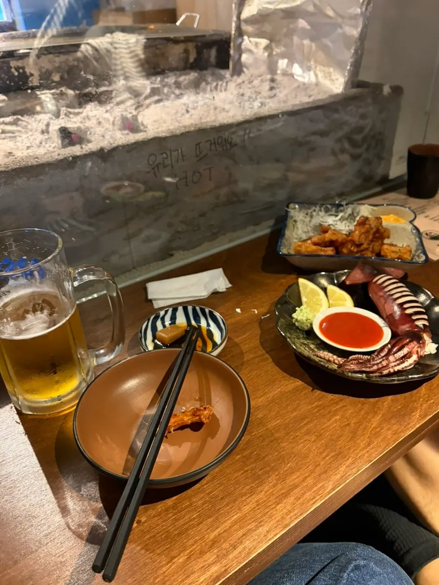 통오징어찜과 함께 놓인 술상