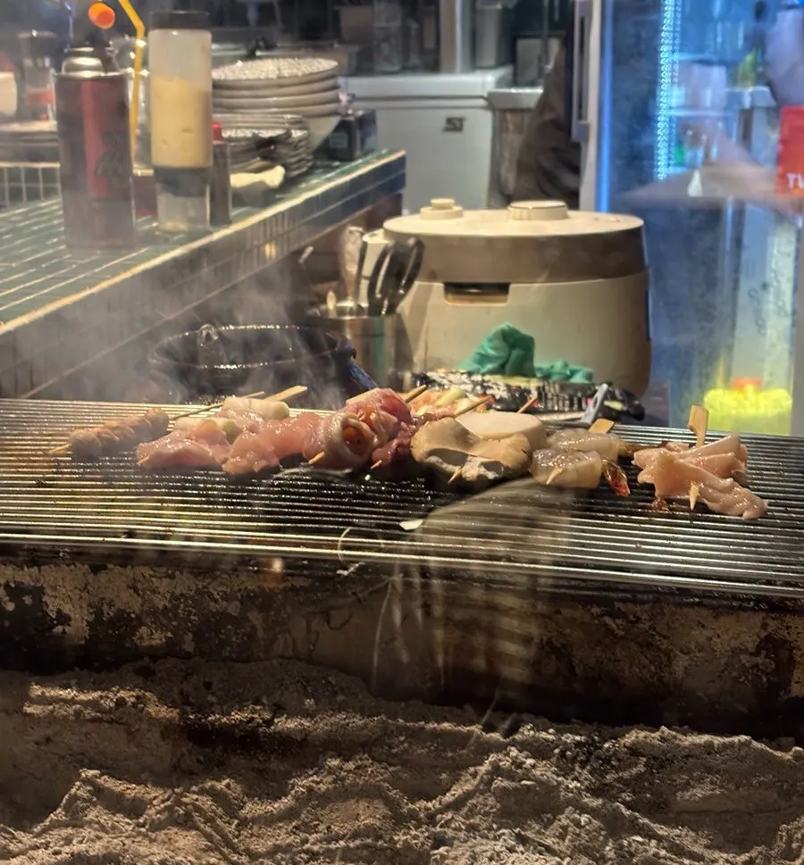 카켄에서 꼬치를 직접 굽는 모습