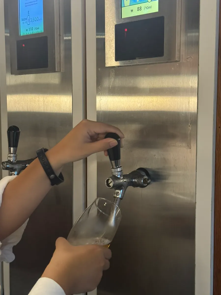 팝콘과 함께 마시는 맥주