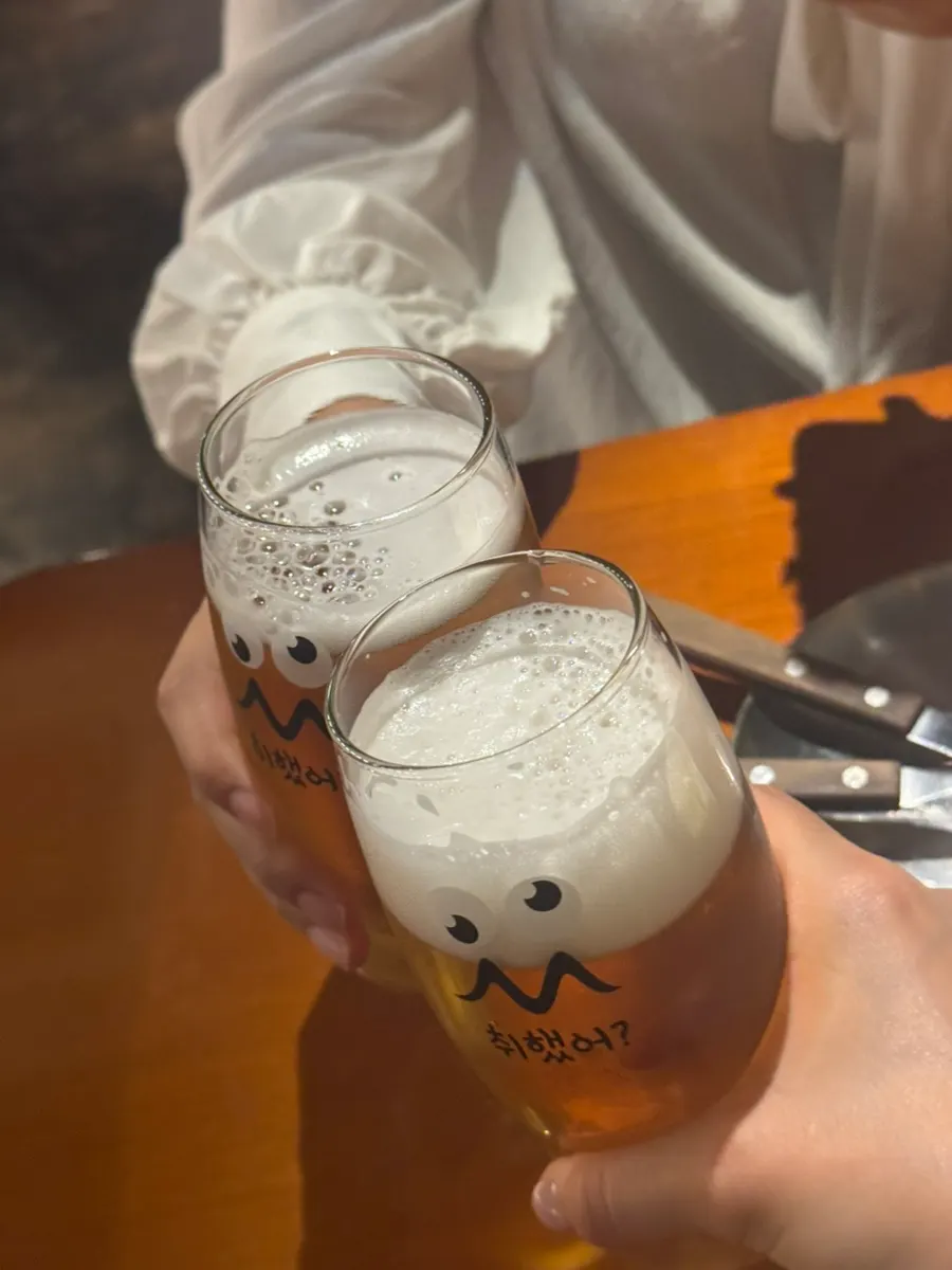 테이블에 올려둔 맥주잔 두 개