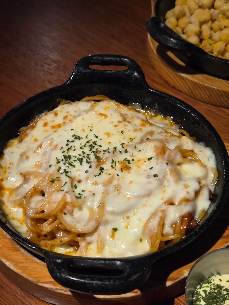 Cheese-topped oven spaghetti