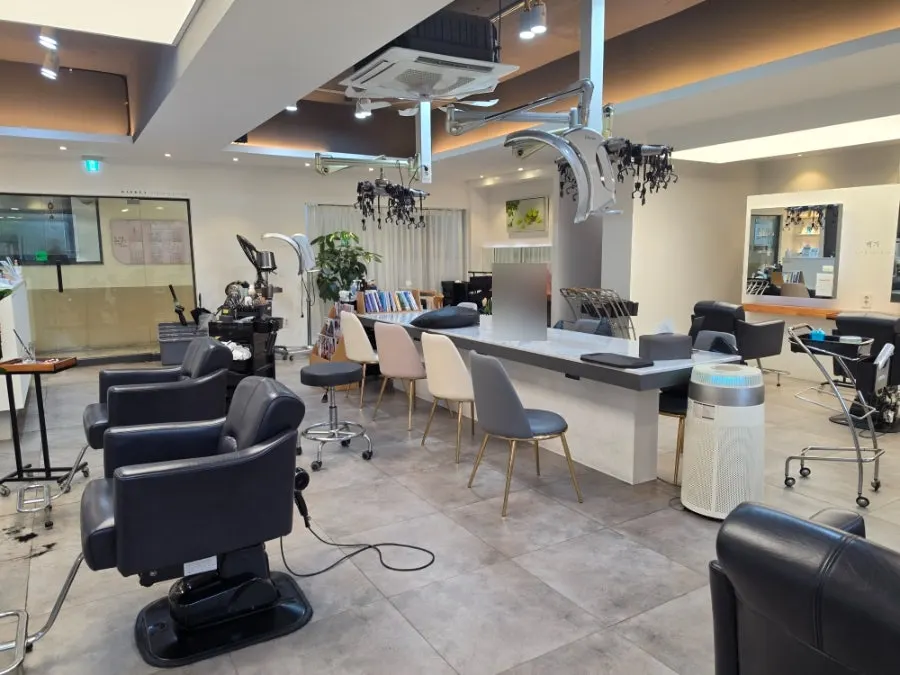 Entrance to Hair Studio Baekga, Dangsan Station Branch on the 2nd floor