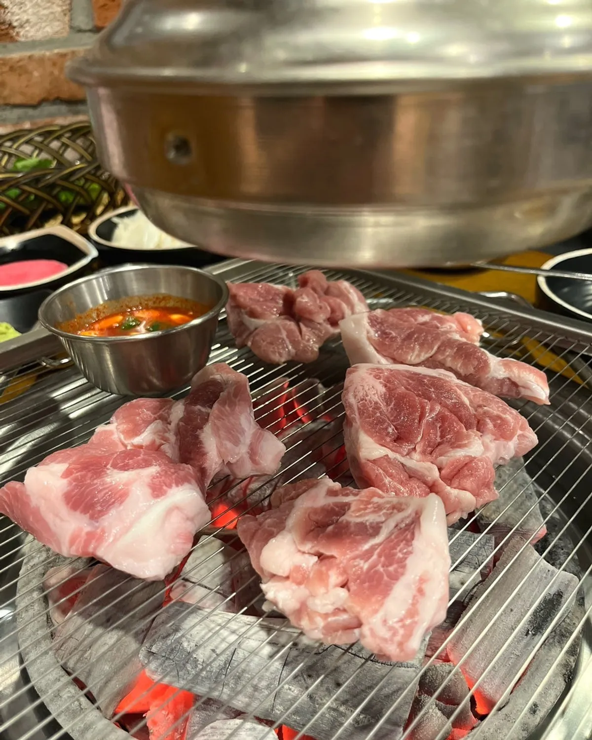 Kkodeulsal placed on the charcoal grill