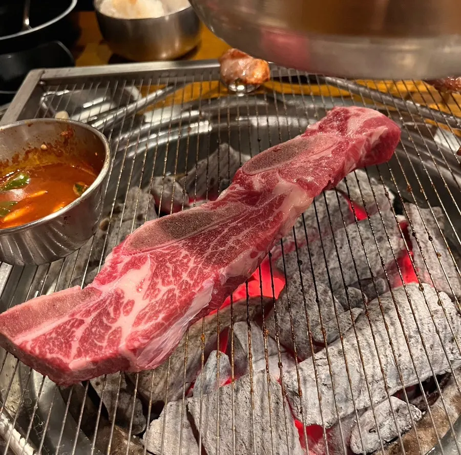 Nunkkot galbi grilling over charcoal