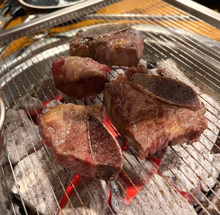 Fully cooked nunkkot galbi with meat near the bone