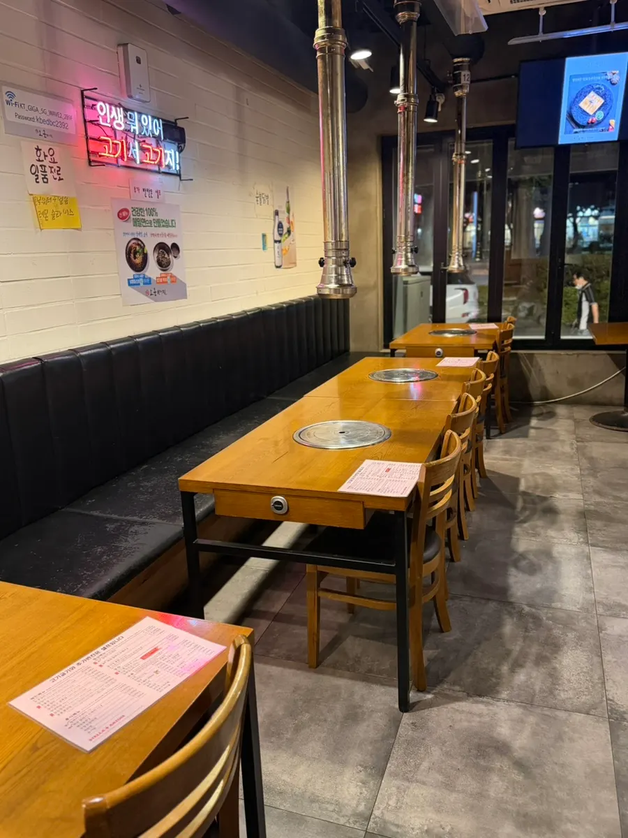 Spacious dining hall tables at Dangsan Odol Bangi Branch