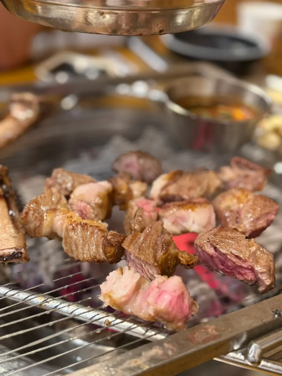 Grilling lamb ribs at the table