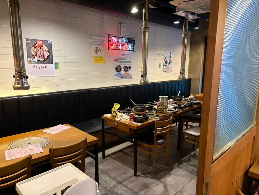 直向狹長的唐山烏突方荑店內部
